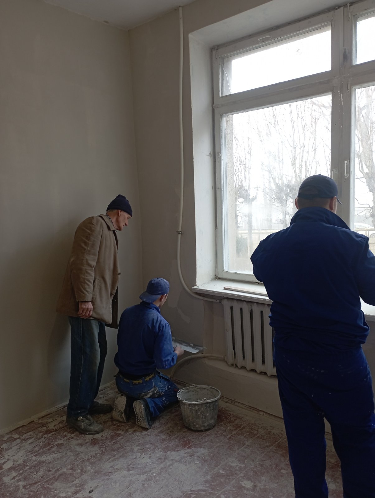 Нанесення фінішного шару шпаклівки на стіни